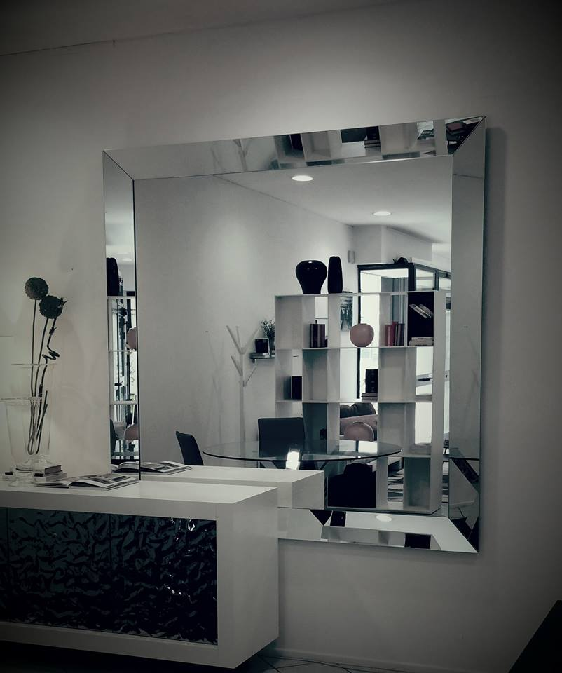 RIFLESSI TRAPEZIO SPECCHIO DA PARETE CON CORNICE INCLINATA SPECCHIANTE IN STOCK